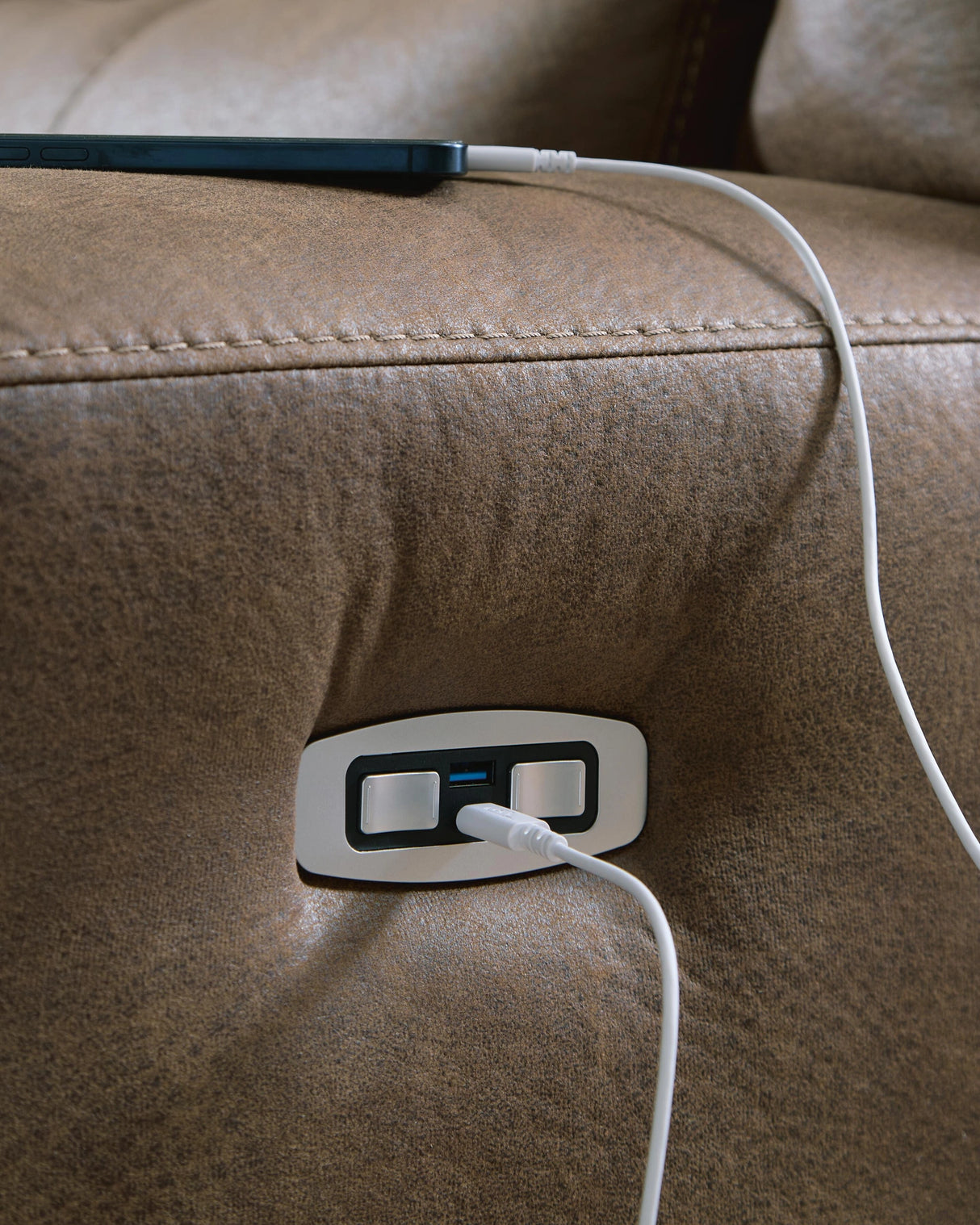 Beckley Place Power Reclining Loveseat with Console