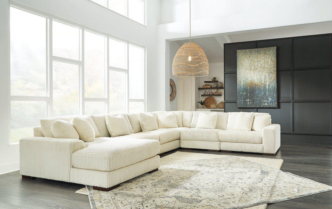 Lindyn Sectional with Chaise